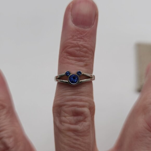 Size 4 Sterling Silver Tarnished Disney Mouse Blue Crystal Ring A2939 - Picture 2 of 7
